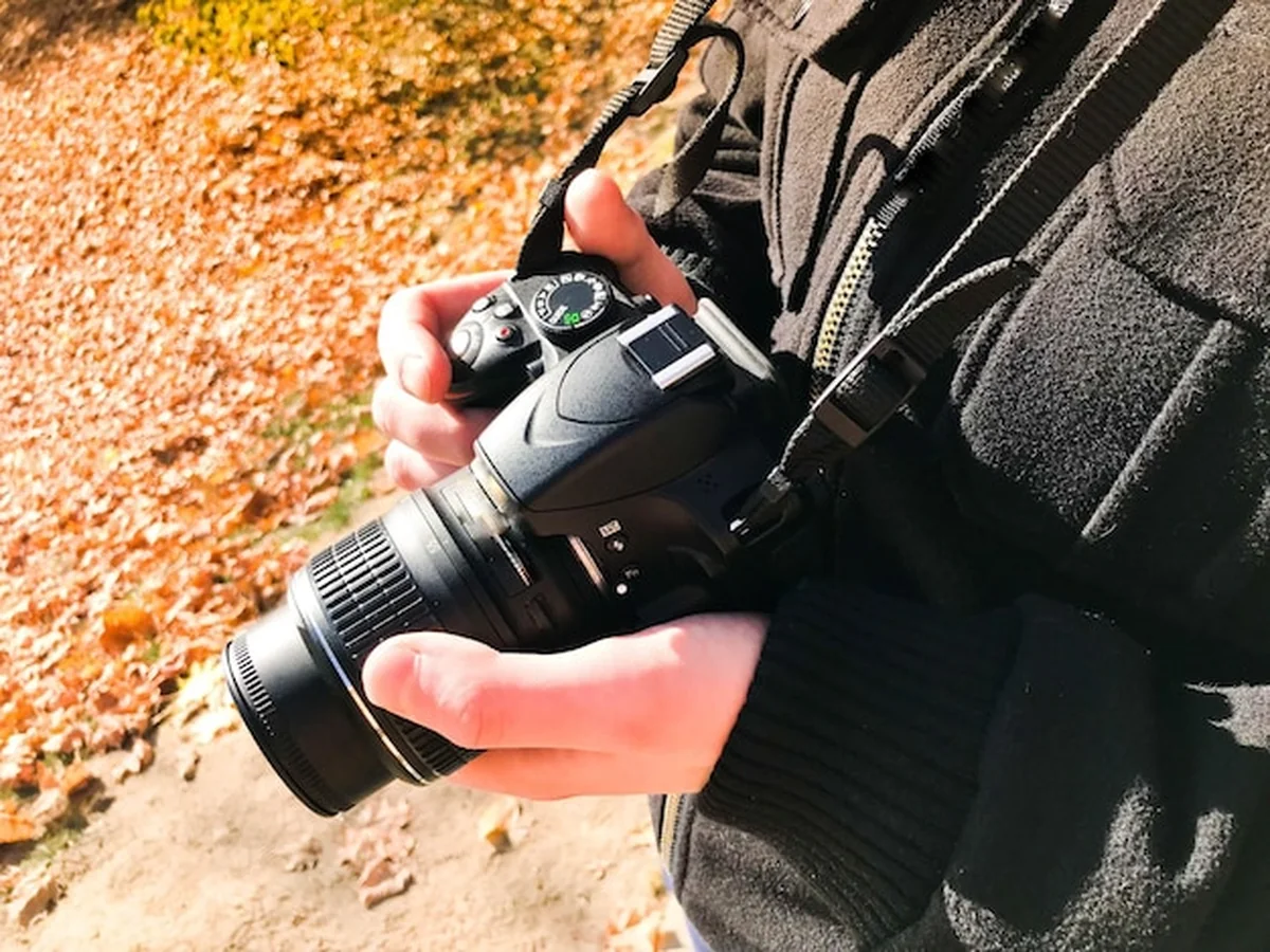 Duży nowoczesny aparat fotograficzny w rękach fotografa