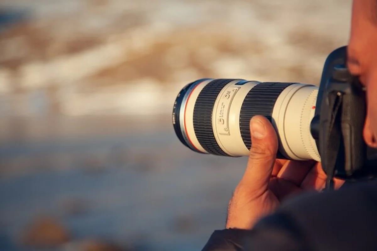 Aparat w ręce fotografa w naturze